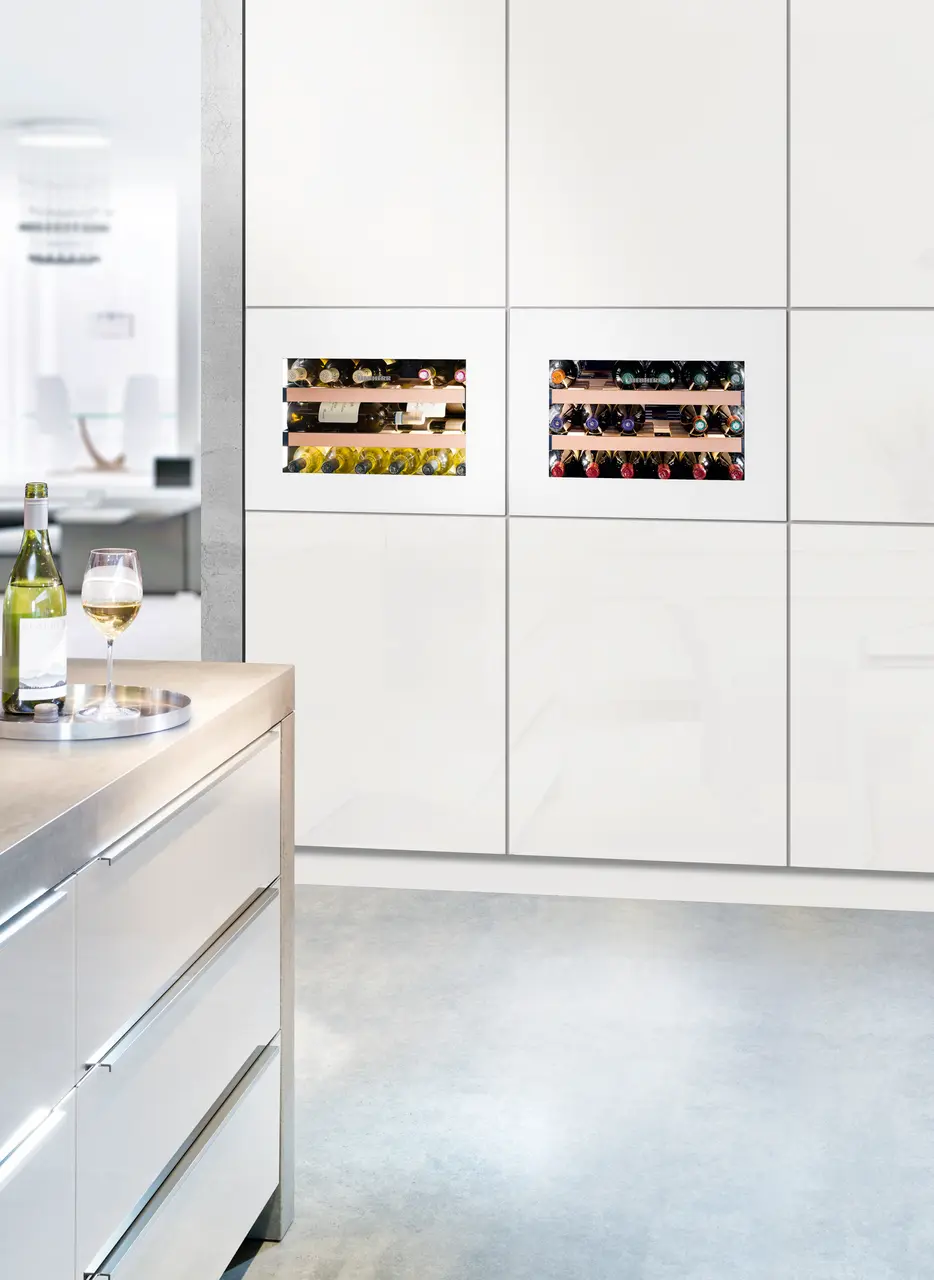 Изображение продукции, Перспектива: Внешние условия, Встраиваемый винный кондиционный шкаф, Цвет корпуса: белый, Цвет дверцы: белый