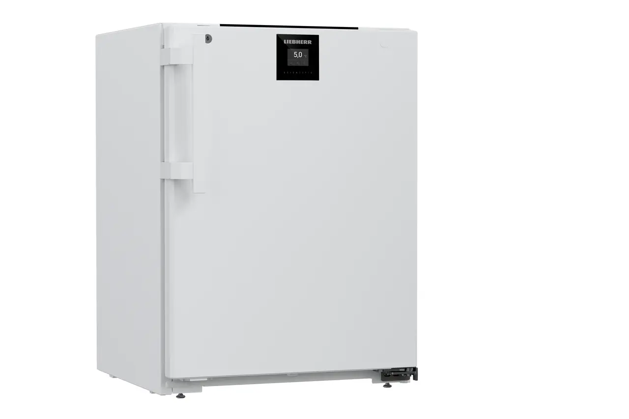 Image de produit, Perspective: Oblique fermé, Réfrigérateur de laboratoire avec réfrigération par air pulsé, Couleur de l’habillage: blanc, Couleur de porte: blanc