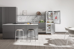 Product image, Perspective: milieu, Fridge-freezer with BioFresh and NoFrost, Casing colour: silver, Door colour: stainless steel