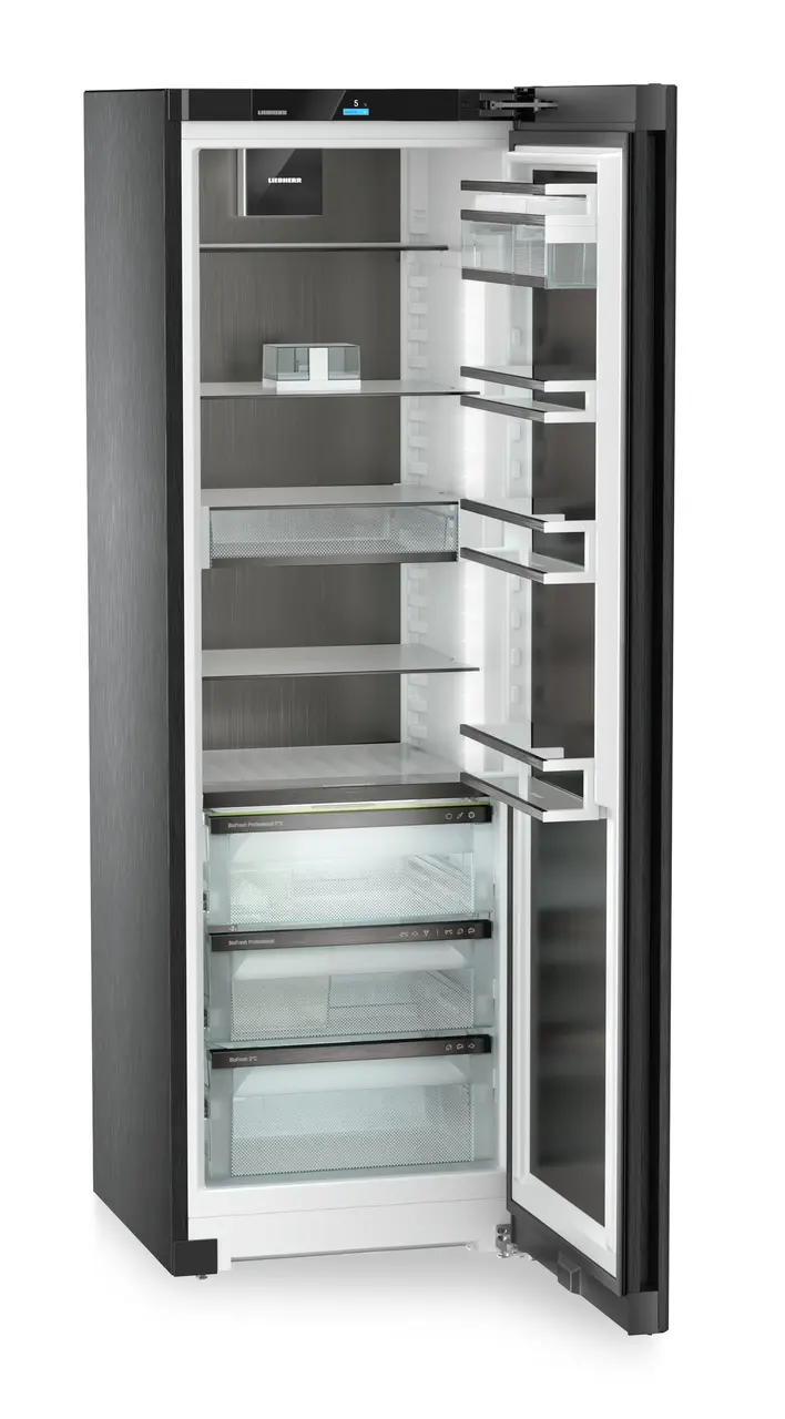 Produkt-Bild, Perspektive: schräg offen leer, Standkühlschrank mit BioFresh Professional, Gehäusefarbe: BlackSteel, Türfarbe: BlackSteel
