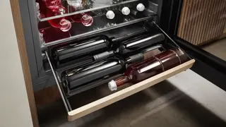 Metalne police s drvenim frontama