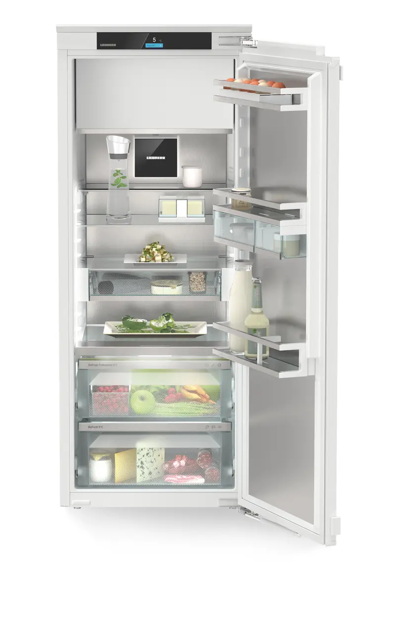 Produkt-Bild, Perspektive: gerade offen dekoriert, Integrierbarer Kühlschrank mit BioFresh Professional