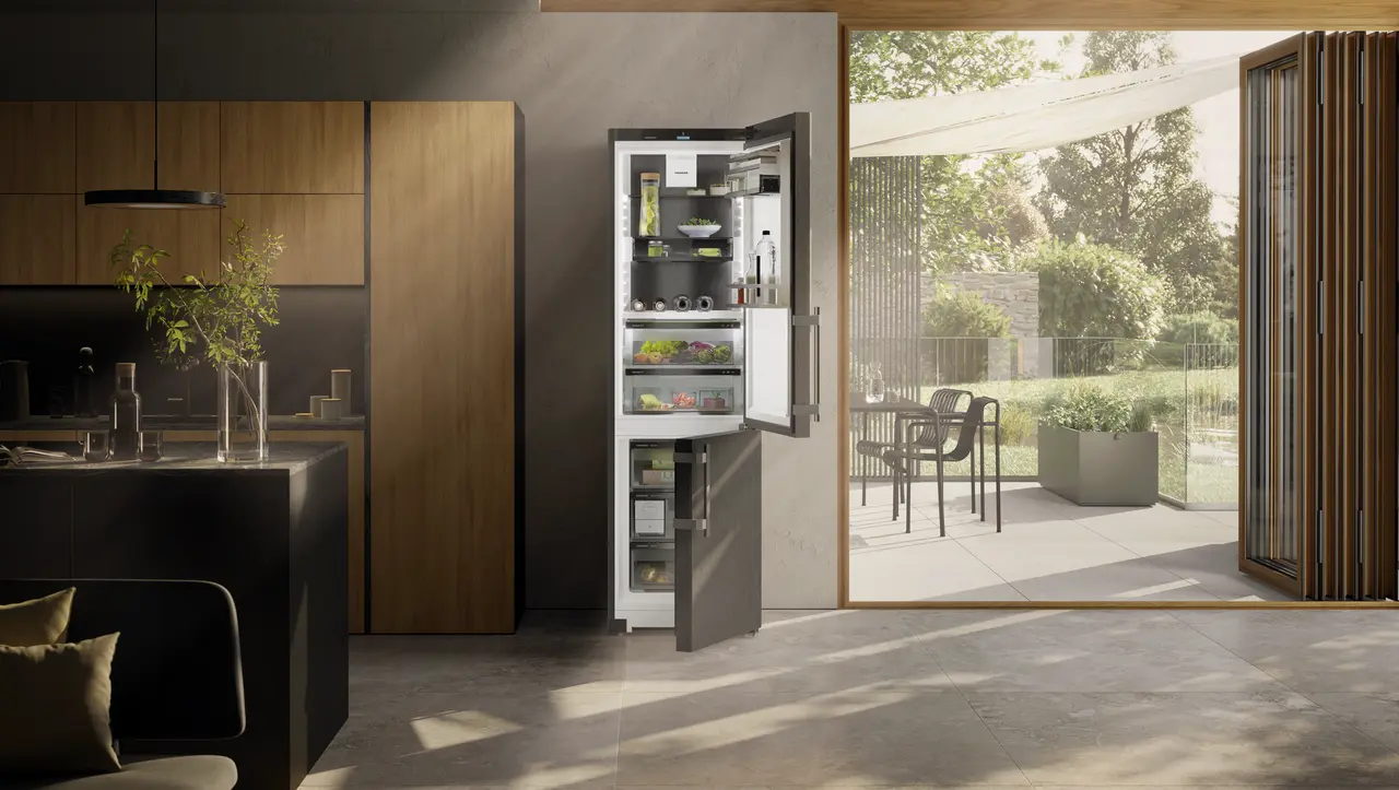 Product image, Perspective: milieu, Fridge-freezer with BioFresh and NoFrost, Casing colour: BlackSteel, Door colour: BlackSteel
