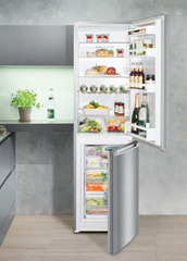 Product image, Perspective: milieu, Automatic refrigerator-freezer with SmartFrost, Casing colour: silver, Door colour: stainless steel look