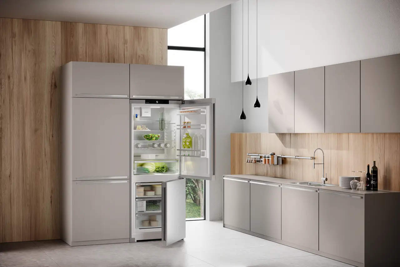 Product image, Perspective: milieu, Combined fridge-freezers with EasyFresh and NoFrost, Casing colour: silver, Door colour: stainless steel