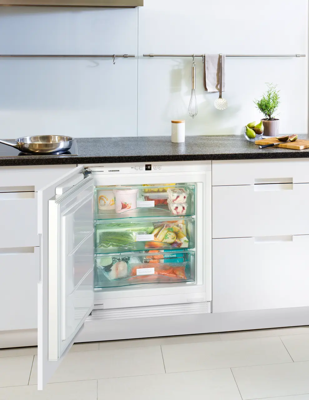 Product image, Perspective: milieu, Under-worktop freezer for integrated use