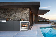 Produkt-Bild, Perspektive: Milieu, Outdoor-Kühlschrank, Gehäusefarbe: Edelstahl, Türfarbe: Edelstahl