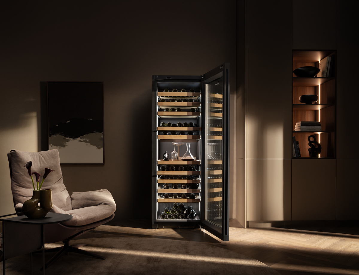 Chłodziarka do win Liebherr w kolorze blacksteel i GlassBlack