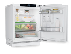 Изображение продукции, Перспектива: Под углом, с открытой дверцей, с продуктами, Холодильник подходит для установки под столешницу с системой EasyFresh.