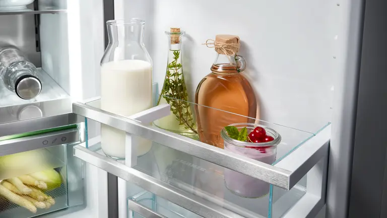 Fleksibilne police u vratima