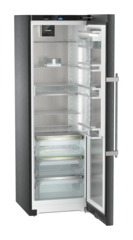 Produkt-Bild, Perspektive: schräg offen leer, Standkühlschrank mit BioFresh Professional, Gehäusefarbe: BlackSteel, Türfarbe: BlackSteel