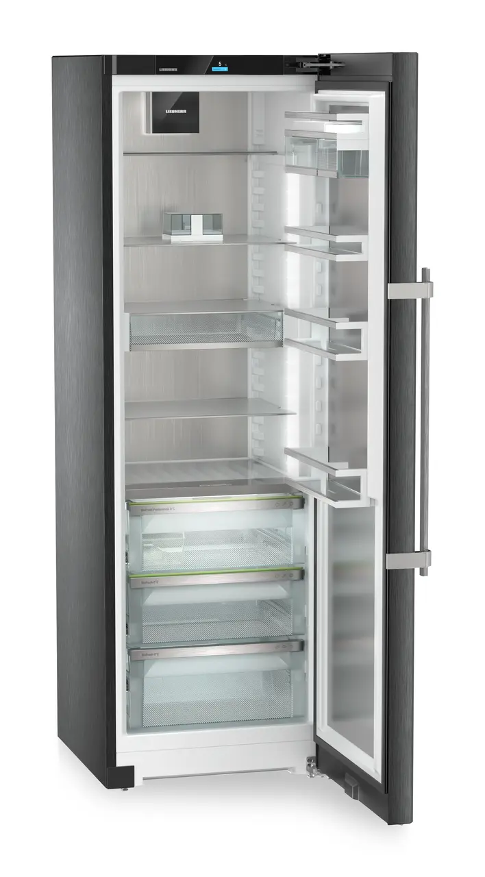 Produkt-Bild, Perspektive: schräg offen leer, Standkühlschrank mit BioFresh Professional, Gehäusefarbe: BlackSteel, Türfarbe: BlackSteel