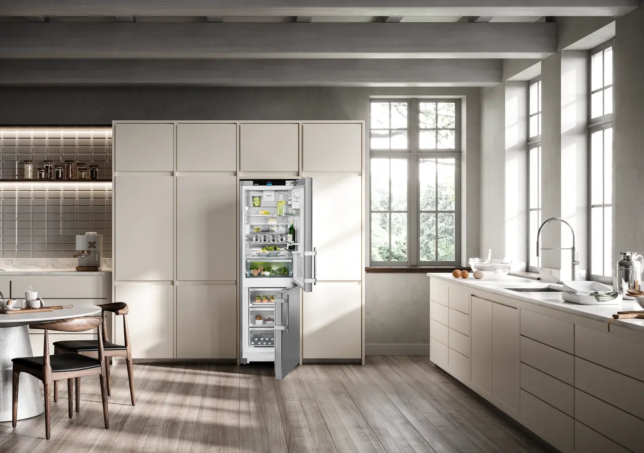 Product image, Perspective: milieu, Combined fridge-freezers with EasyFresh and NoFrost, Casing colour: silver, Door colour: stainless steel