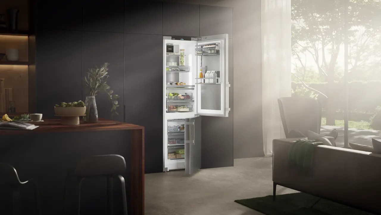 Product image, Perspective: milieu, Fridge-freezer with BioFresh Professional and NoFrost, Casing colour: stainless steel, Door colour: stainless steel