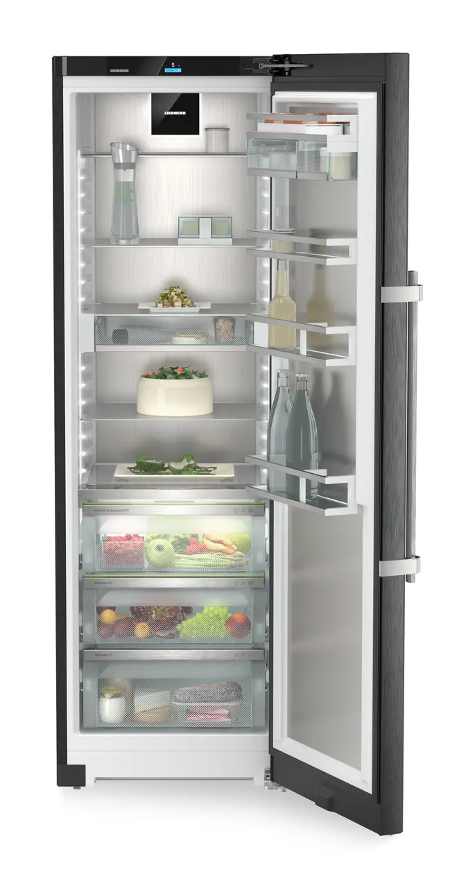 Produkt-Bild, Perspektive: gerade offen dekoriert, Standkühlschrank mit BioFresh Professional, Gehäusefarbe: BlackSteel, Türfarbe: BlackSteel