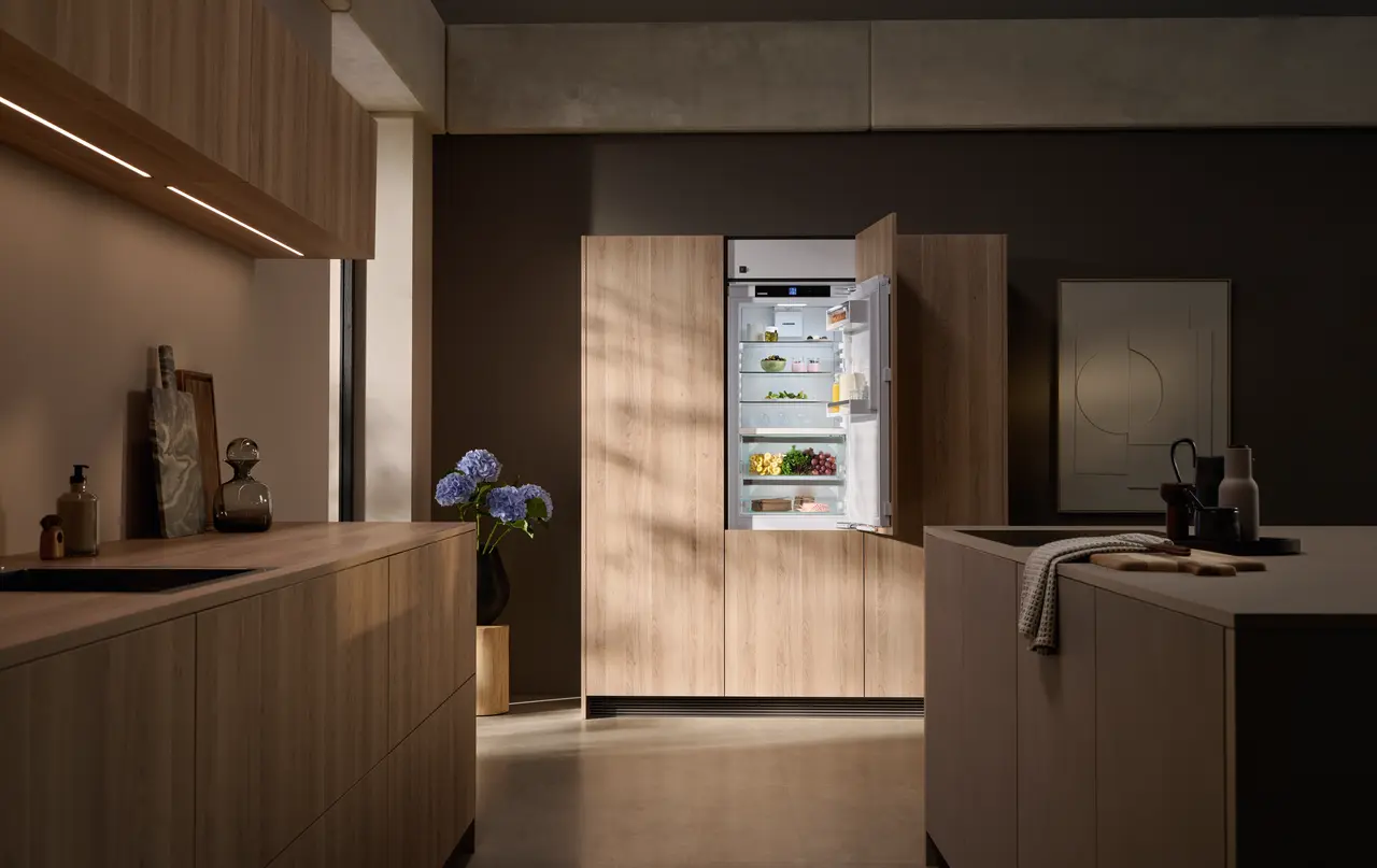 Product image, Perspective: milieu, Combined refrigerator-freezer with BioFresh for integrated use