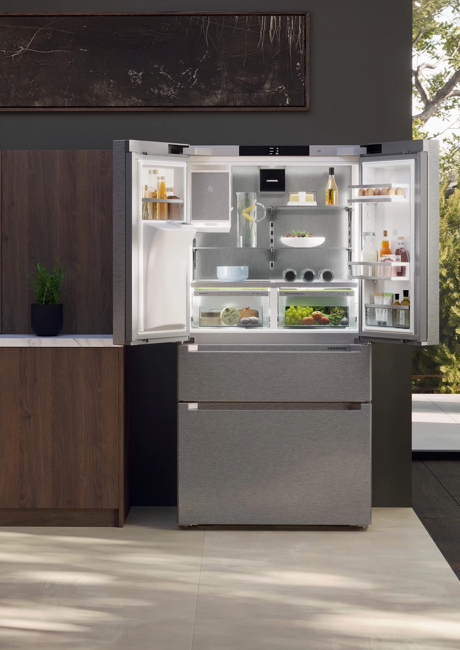 Slika izdelka, Perspektiva: Ambient, Hladilnik z zamrzovalnikom s francoskimi vrati z 2 zamrzovalnima predaloma in razpršilnikom vode in ledenih kock, Barva ohišja: srebrna, Barva vrat: nerjavno jeklo