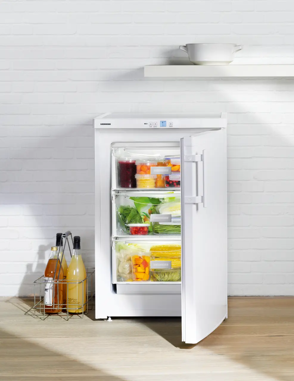 Produkt-Bild, Perspektive: Milieu, Tischgefrierschrank mit SmartFrost, Gehäusefarbe: Weiß, Türfarbe: Weiß