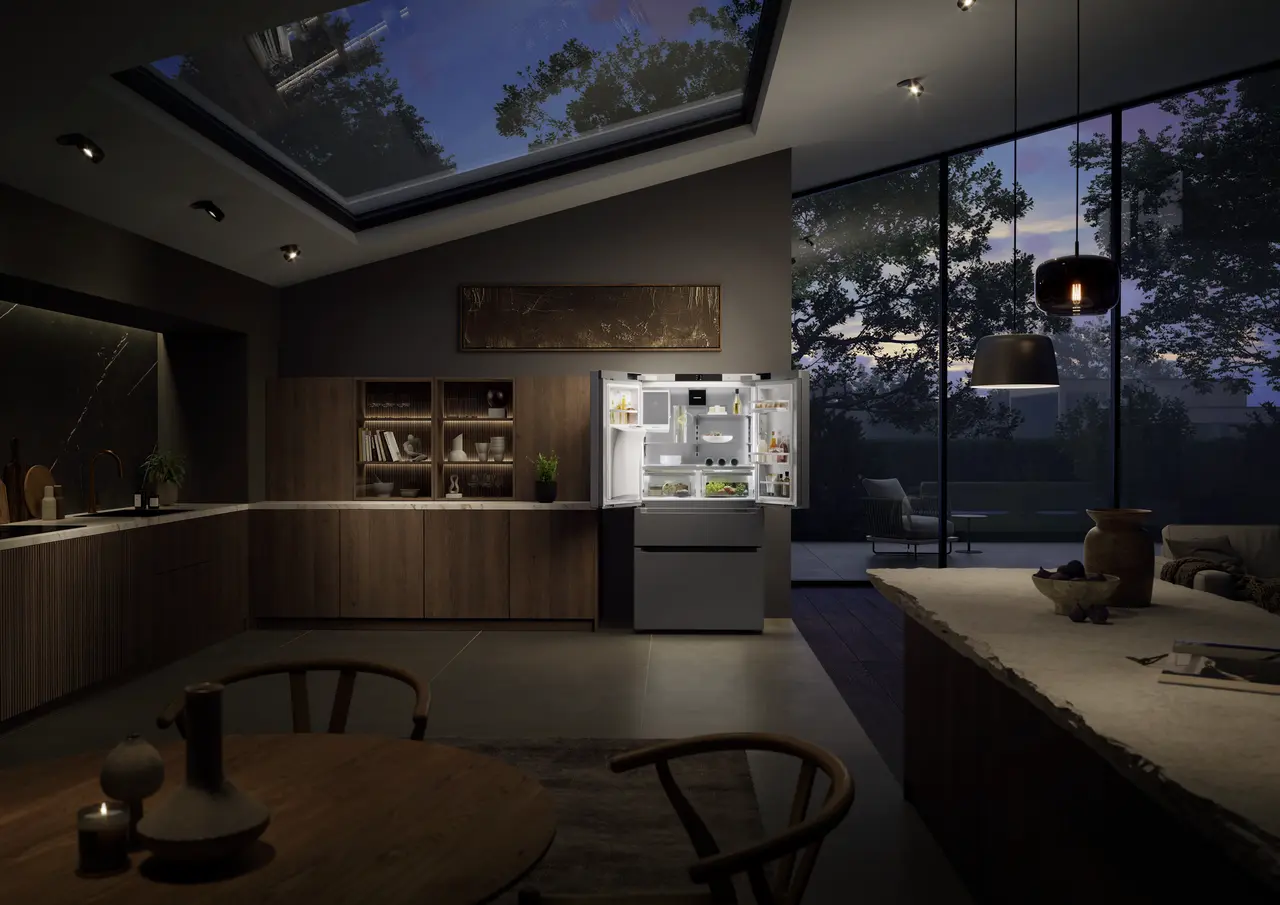 Slika izdelka, Perspektiva: Ambient, Hladilnik z zamrzovalnikom s francoskimi vrati z 2 zamrzovalnima predaloma in razpršilnikom vode in ledenih kock, Barva ohišja: srebrna, Barva vrat: nerjavno jeklo