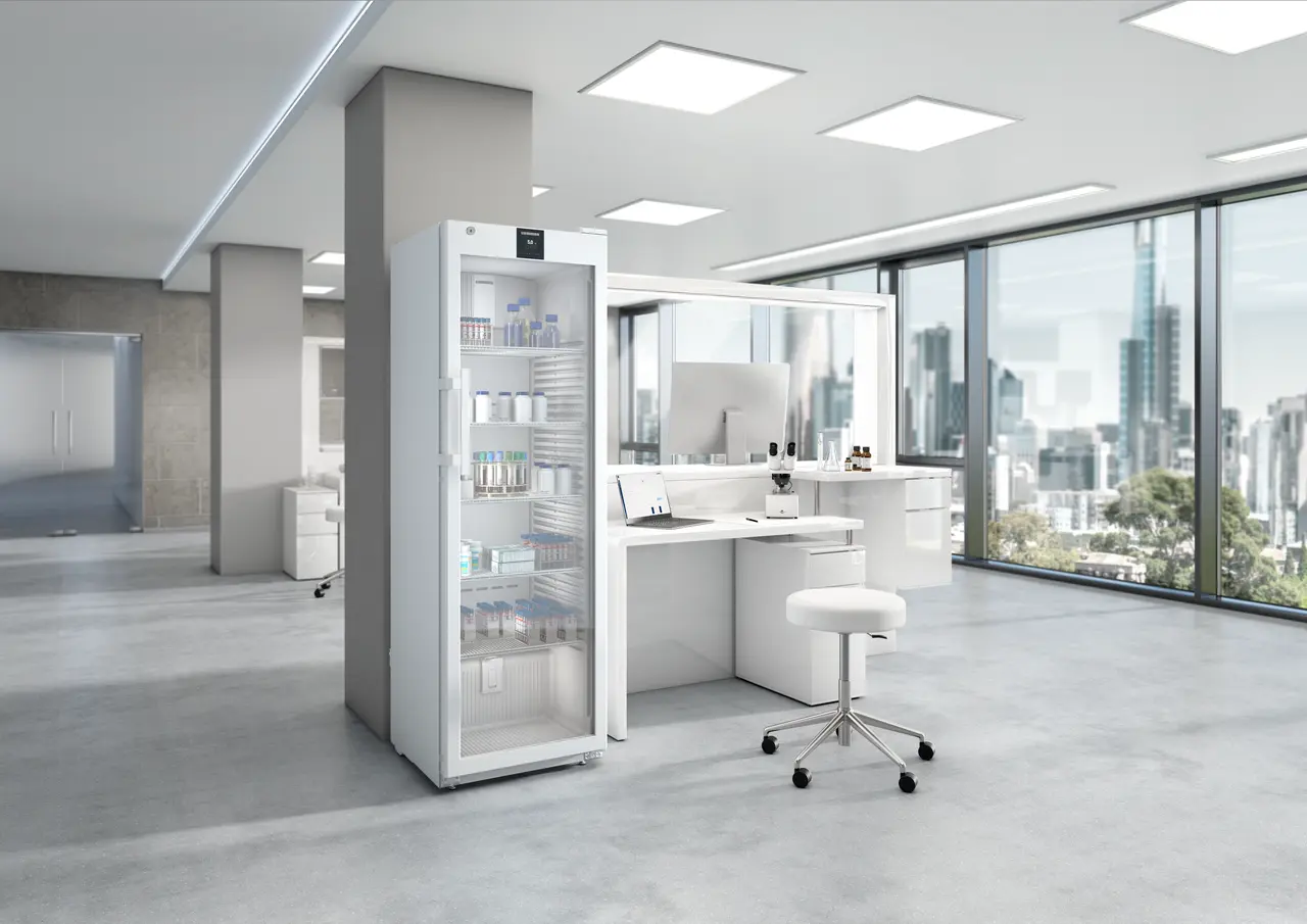 Изображение на продукта, Перспектива: Околна среда, Лабораторен хладилник с конвекционно охлаждане, Цвят на корпуса: бял, Цвят на вратата: бял