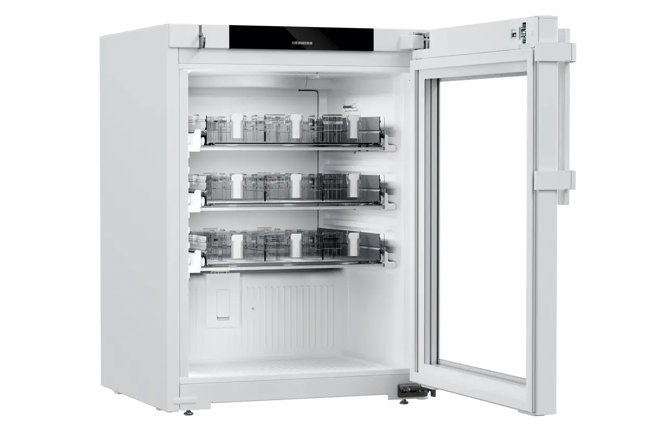 Produkt-Bild, Perspektive: schräg offen leer, Medikamentenkühlgerät mit Umluftkühlung, Gehäusefarbe: Weiß, Türfarbe: Weiß