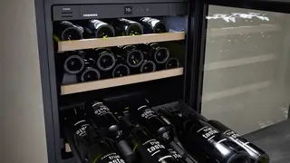 Metalne police s drvenim frontama