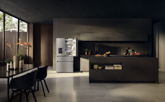 Slika izdelka, Perspektiva: Ambient, Hladilnik z zamrzovalnikom s francoskimi vrati z 2 zamrzovalnima predaloma in razpršilnikom vode in ledenih kock, Barva ohišja: srebrna, Barva vrat: nerjavno jeklo