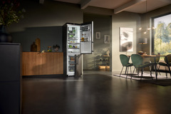 Product image, Perspective: milieu, Fridge-freezer with BioFresh and NoFrost, Casing colour: BlackSteel, Door colour: BlackSteel