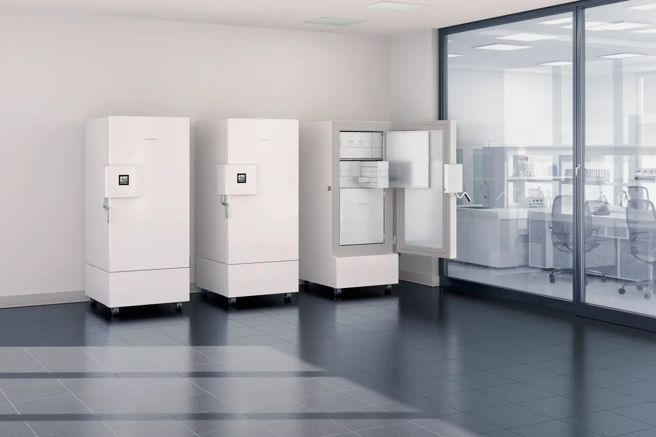 Obraz produktu, Perspektywa: Otoczenie, Laboratoryjna zamrażarka niskotemperaturowa, Kolor obudowy: Biała, Kolor drzwi: Biała