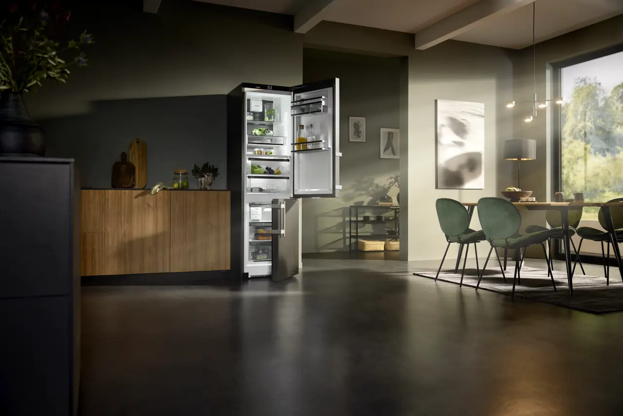 Product image, Perspective: milieu, Fridge-freezer with BioFresh and NoFrost, Casing colour: BlackSteel, Door colour: BlackSteel