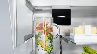 Opcija za skladištenje za staklenu policu