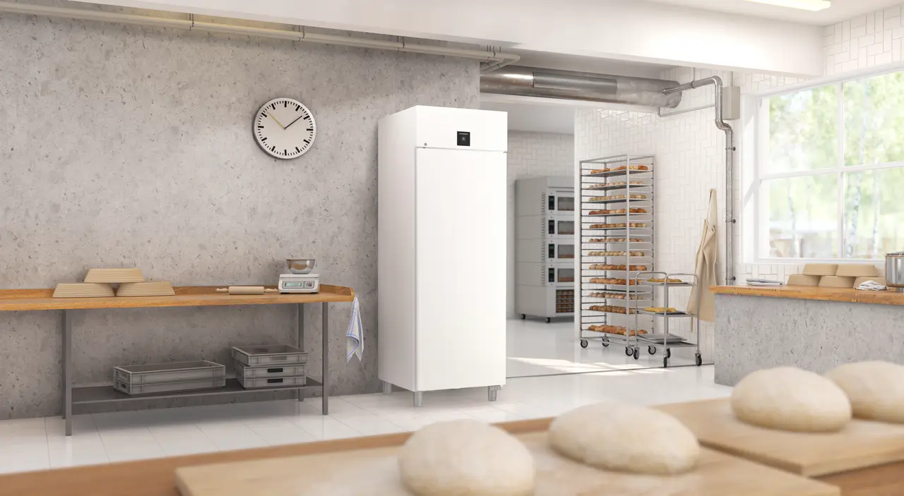 Produkt-Bild, Perspektive: Milieu, Kühlgerät Bäckereinorm mit Umluftkühlung, Gehäusefarbe: Weiß, Türfarbe: Weiß