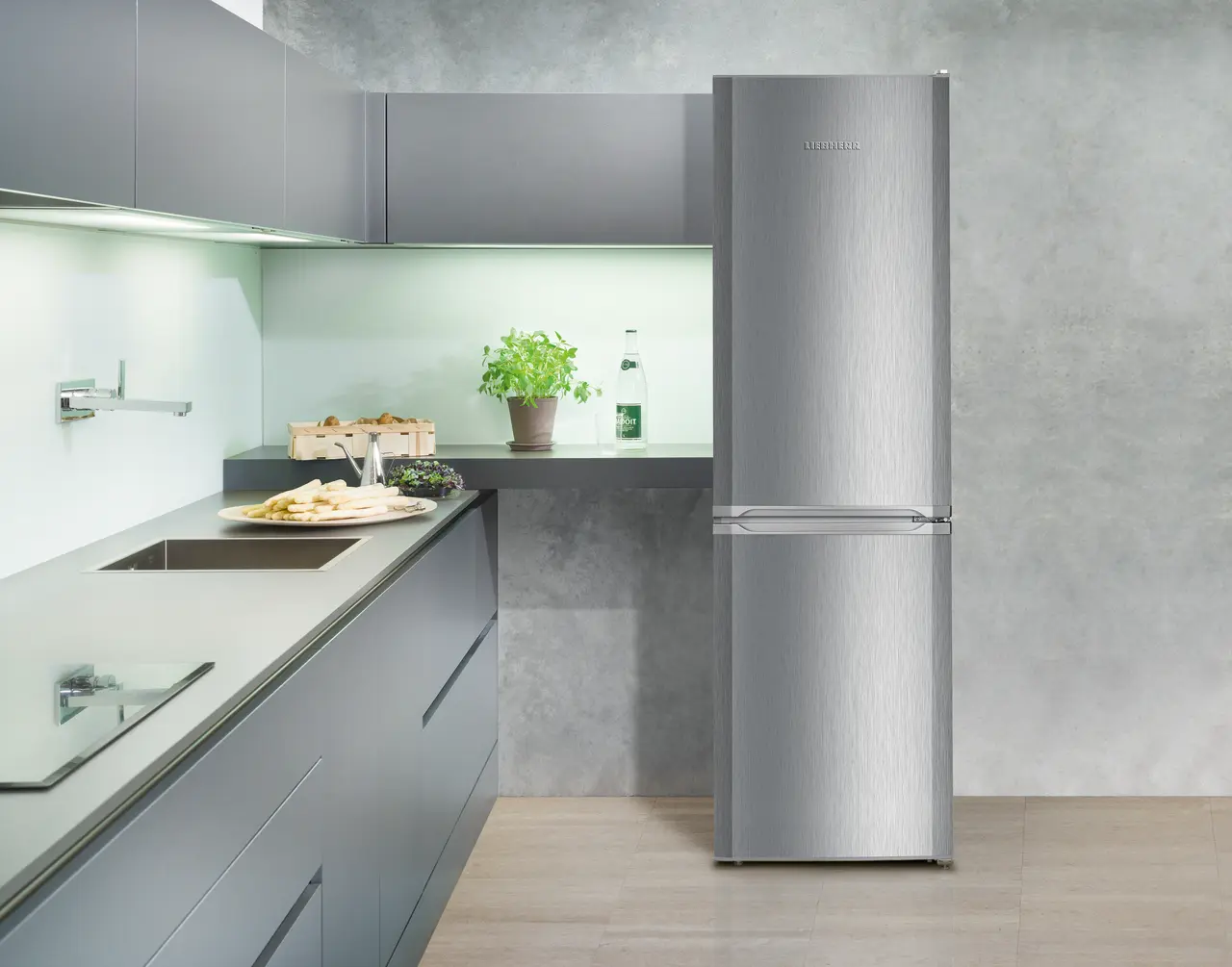 Product image, Perspective: milieu, Automatic refrigerator-freezer with SmartFrost, Casing colour: silver, Door colour: stainless steel look