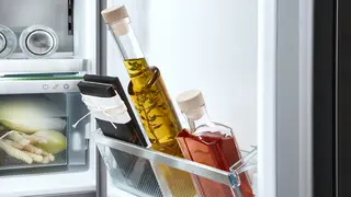 Nagibna polica u vratima