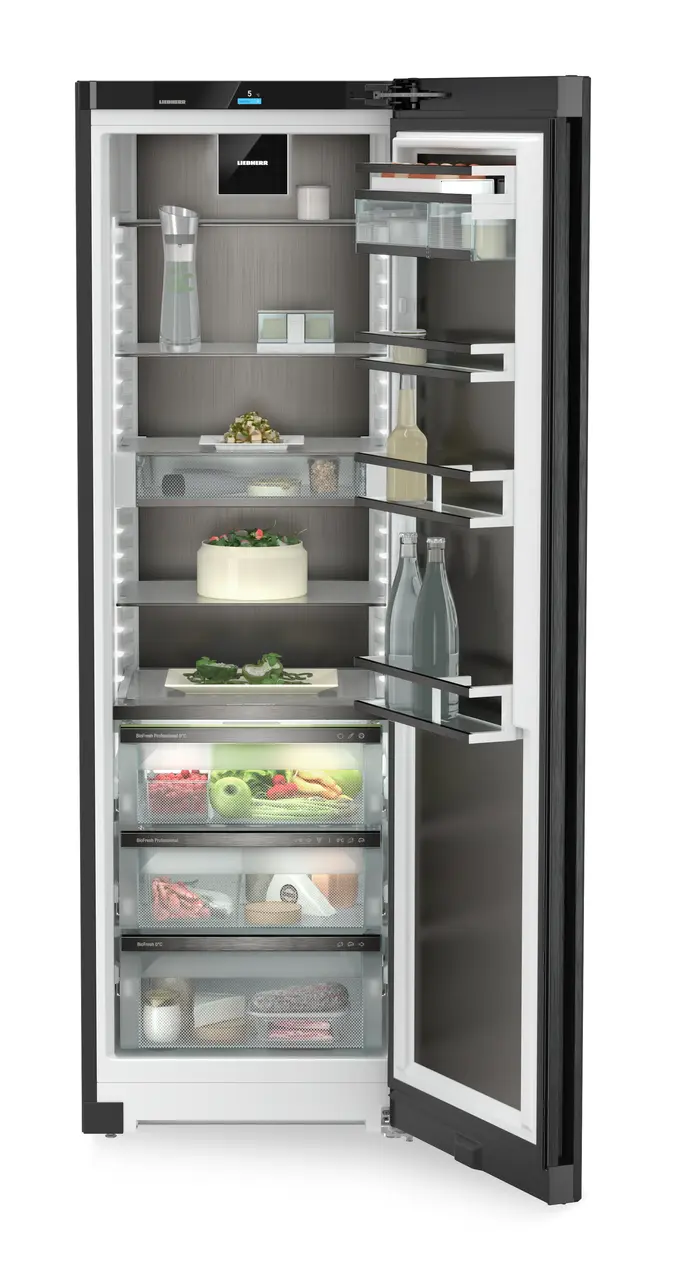 Produkt-Bild, Perspektive: gerade offen dekoriert, Standkühlschrank mit BioFresh Professional, Gehäusefarbe: BlackSteel, Türfarbe: BlackSteel