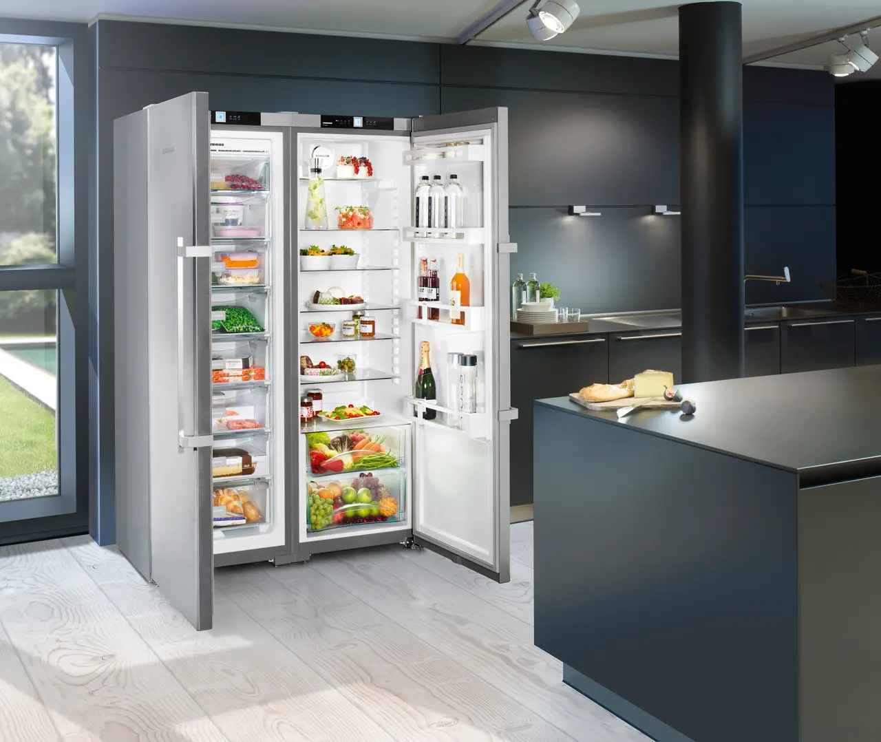 Product image, Perspective: milieu, Side-by-Side combination, Casing colour: silver, Door colour: stainless steel