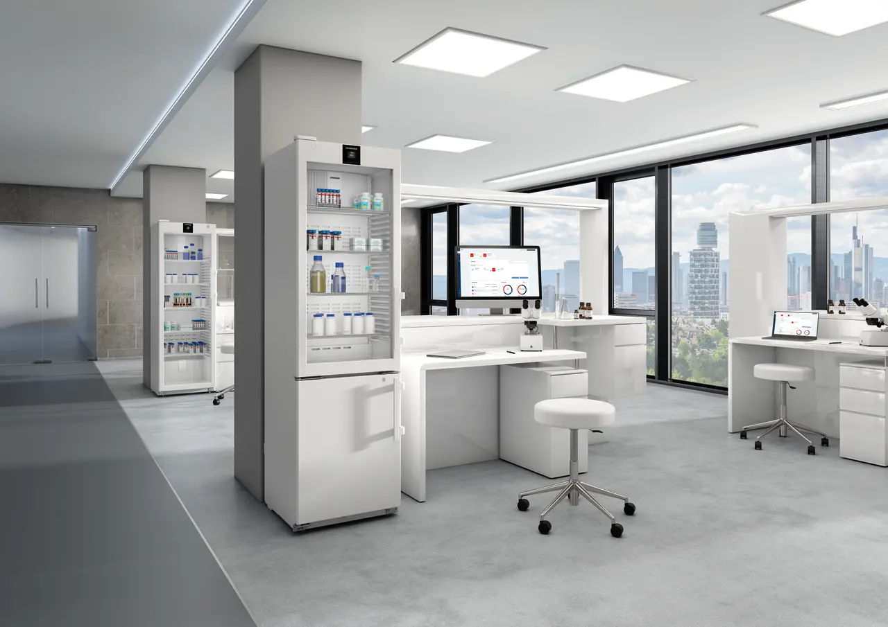 Produkt-Bild, Perspektive: Milieu, Labor-Kühl-Gefrierkombination mit NoFrost, Gehäusefarbe: Weiß, Türfarbe: Weiß