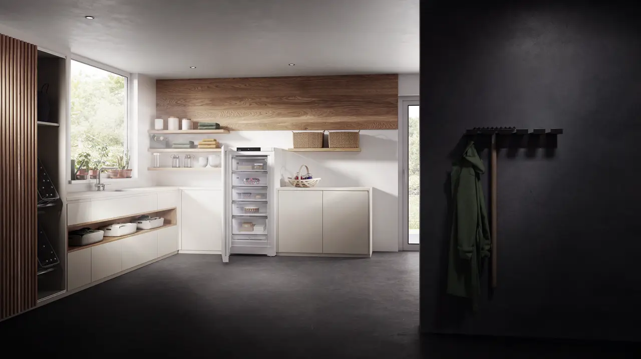 Produkt-Bild, Perspektive: Milieu, Standgefrierschrank mit NoFrost und umweltbewussten Materialien, Gehäusefarbe: Weiß, Türfarbe: Weiß